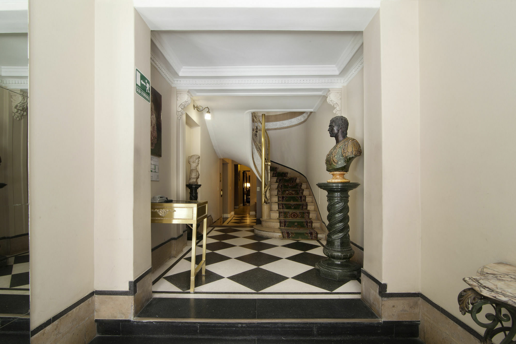 Leonardo Da Vinci Apartahotel
